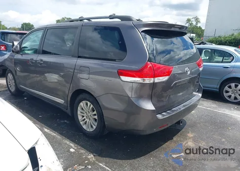 2013 Toyota Sienna Xle V6 8 Passenger z USA, uszkodzony, nr VIN 5TDYK3DC8DS357402